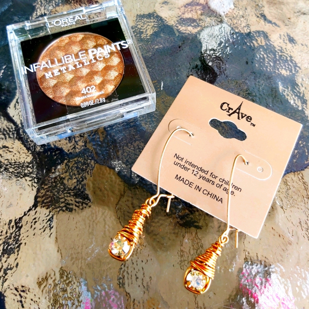 Earrings and Eyeshadow Set
